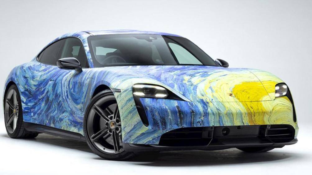 Chiếc Porsche Taycan Turbo với lớp áo ngoại thất được lấy cảm hứng từ bức tranh "Starry Night" nổi tiếng của danh họa Van Gogh