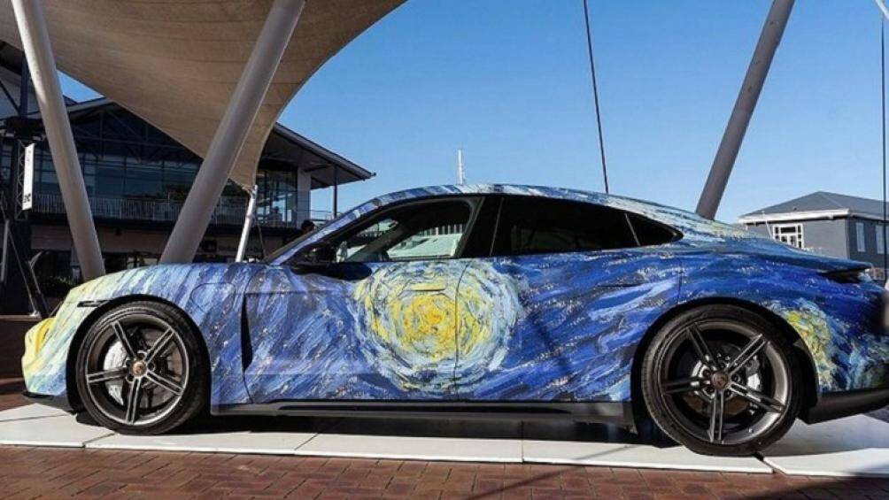 Bức tranh Starry Night được danh họa Van Gogh vẽ vào tháng 6/1989 mô tả lại khung cảnh bên ngoài cửa sổ phòng bệnh của ông ở Saint- Rémy-de-Provence