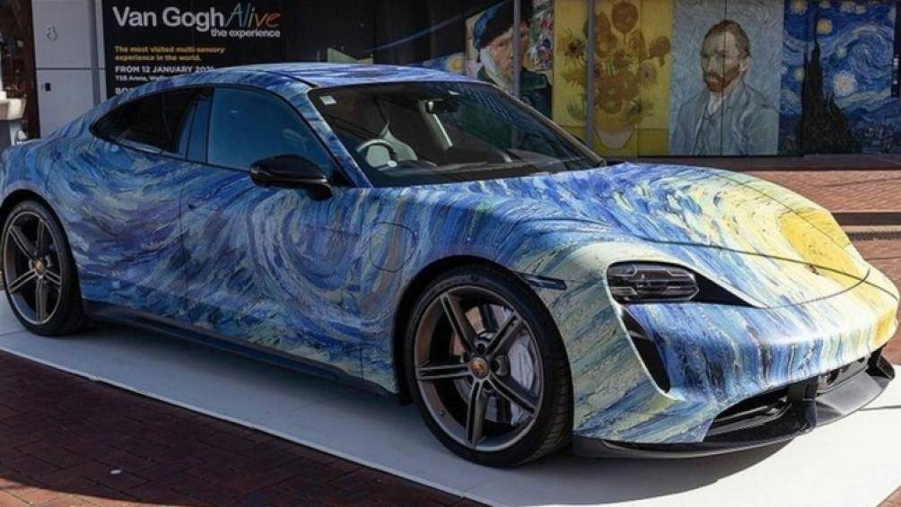 Porsche Taycan chạy điện được trang bị bộ pin lithium-ion 93,4 kWh với cấu trúc 800 volt được đặt dọc chiều dài của xe