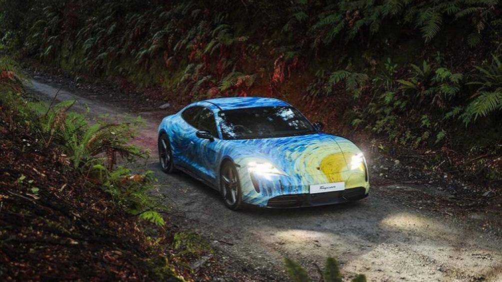 Những chi tiết nổi bật trên lớp áo này chính là những "ngôi sao đêm" màu vàng sáng rực và những ngôi sao đêm màu vàng