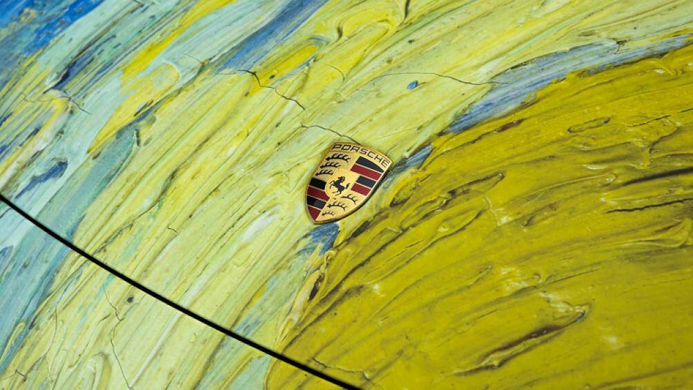 Chiếc Porsche Taycan mà Porsche New Zealand tạo ra chỉ lấy lại hình ảnh "bầu trời đêm" với những vòng tròn xoáy độc đáo