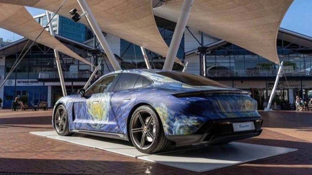 Với hệ thống sạc nhanh DC 150kW, thời gian cần để sạc từ lúc cạn pin đến 80% chỉ là 36 phút. Khi pin được sạc đầy, Taycan Turbo có thể đi được 450 km liên tục