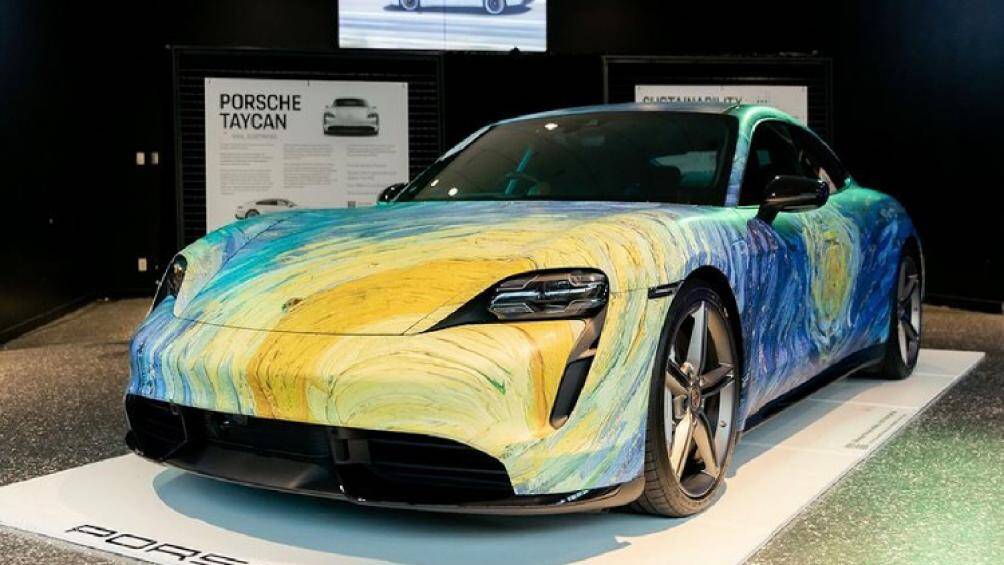 Ở ngoại thất của xe, bầu trời màu xanh chủ đạo của bức tranh Starry Night được mô phỏng bởi các nét màu xanh đậm nhạt đan xen nhau