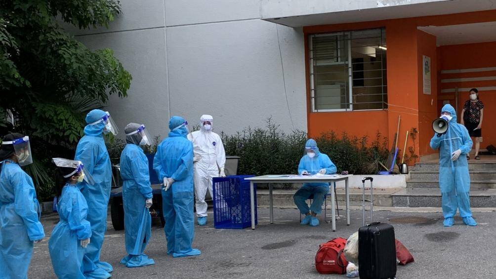 Những hộ dân sẽ di chuyển tối nay hiện ở tại ngõ 328, 330 Nguyễn Trãi (phường Thanh Xuân Trung), không phải là F1. Trước khi vào nơi khu cách ly người dân được lập danh sách để theo dõi và phun khử khuẩn nhằm giảm nguy cơ lây nhiễm.