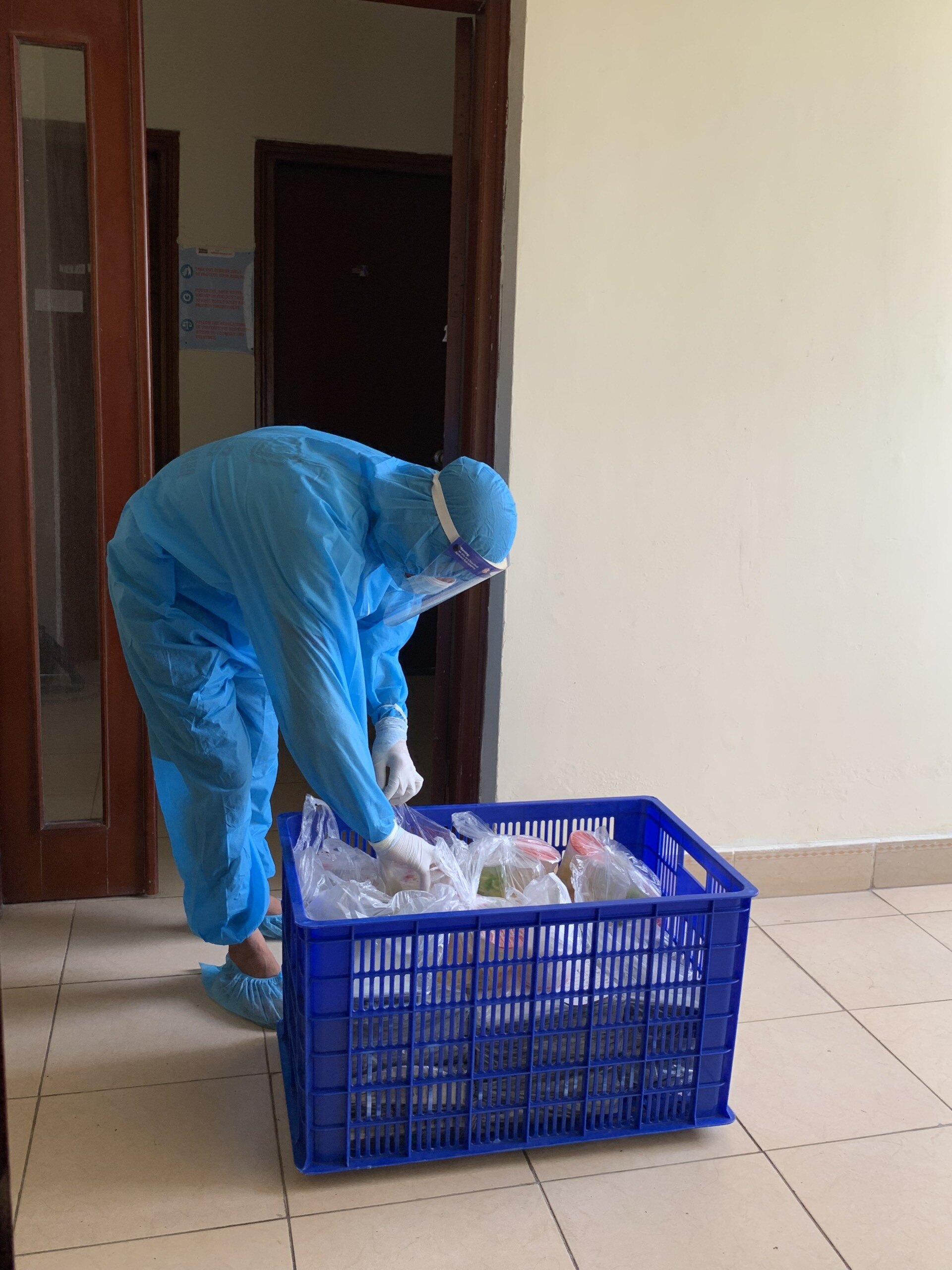 Người cách ly tại đây sẽ được phục vụ 3 bữa ăn/ngày với tiêu chuẩn 80 nghìn đồng. Tiền ăn cũng được miễn phí cho những hộ cách ly ở đây.