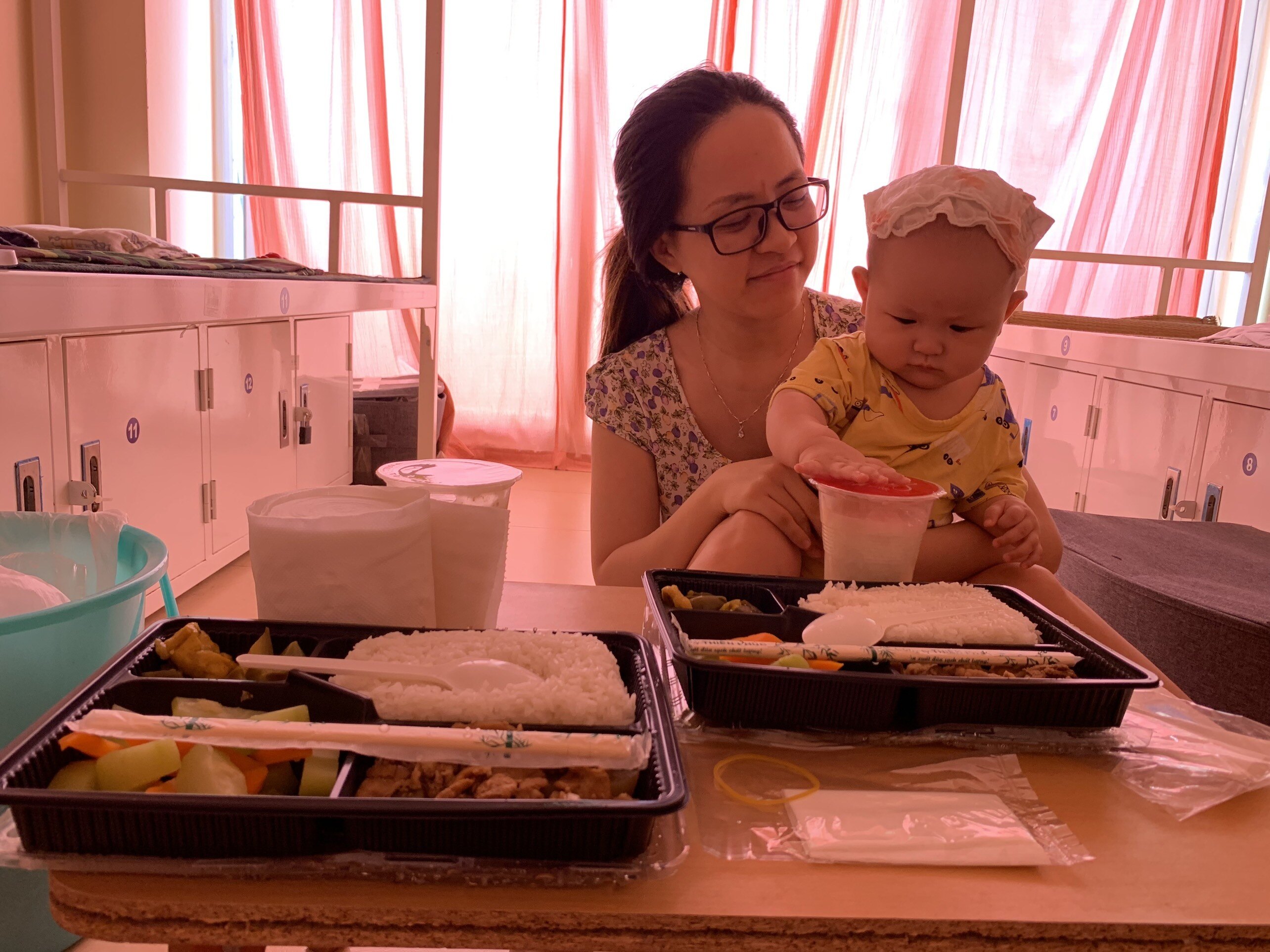 Chị Bùi Ánh Tuyết (người dân ở ngõ 328 Nguyễn Trãi) cho biết, cảm thấy rất thoải mái và an tâm khi ở trong khu cách ly.