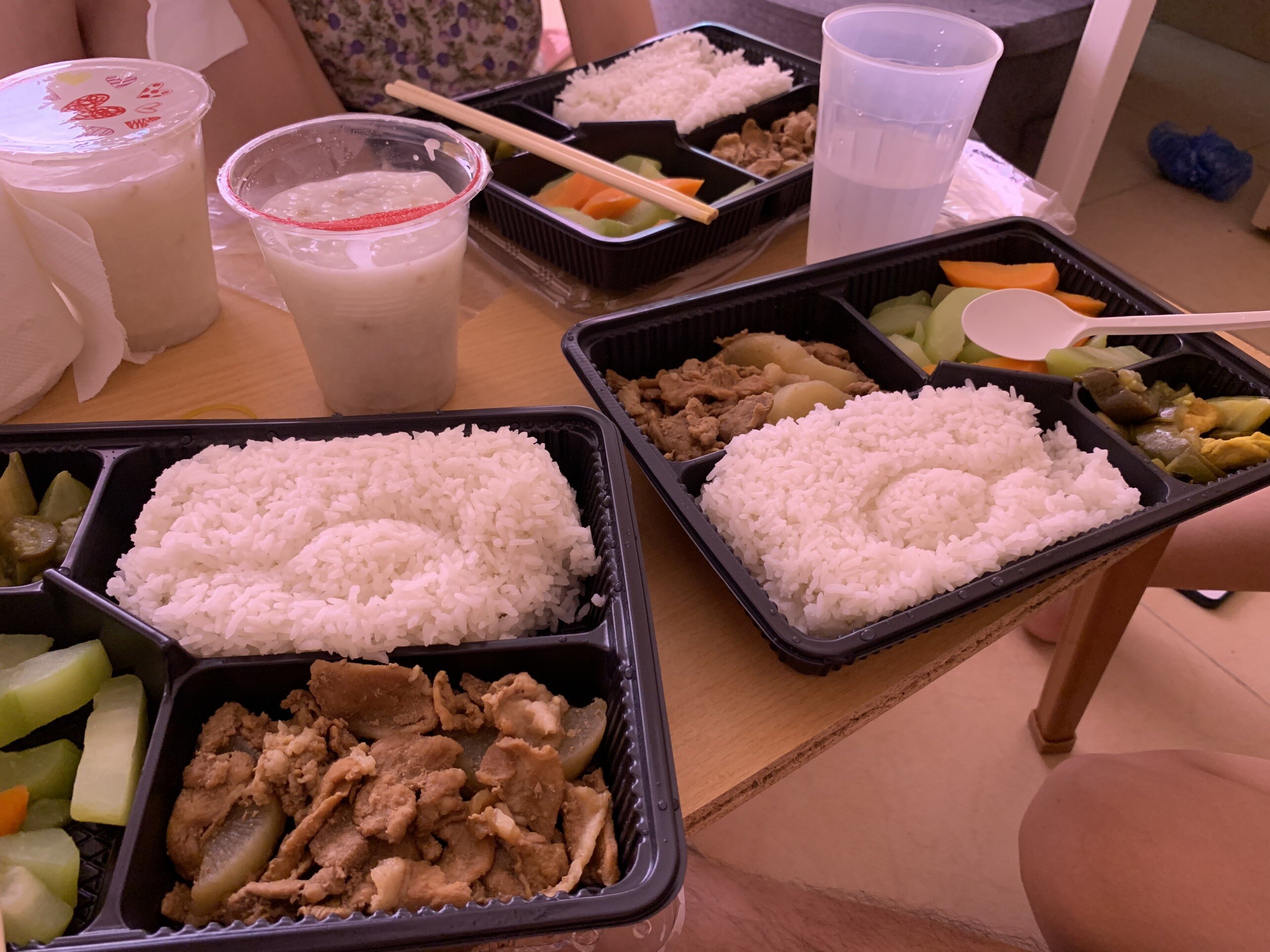 Những hộ dân cách ly tại đây rất hài lòng với những suất ăn do lực lượng chức năng cung cấp.