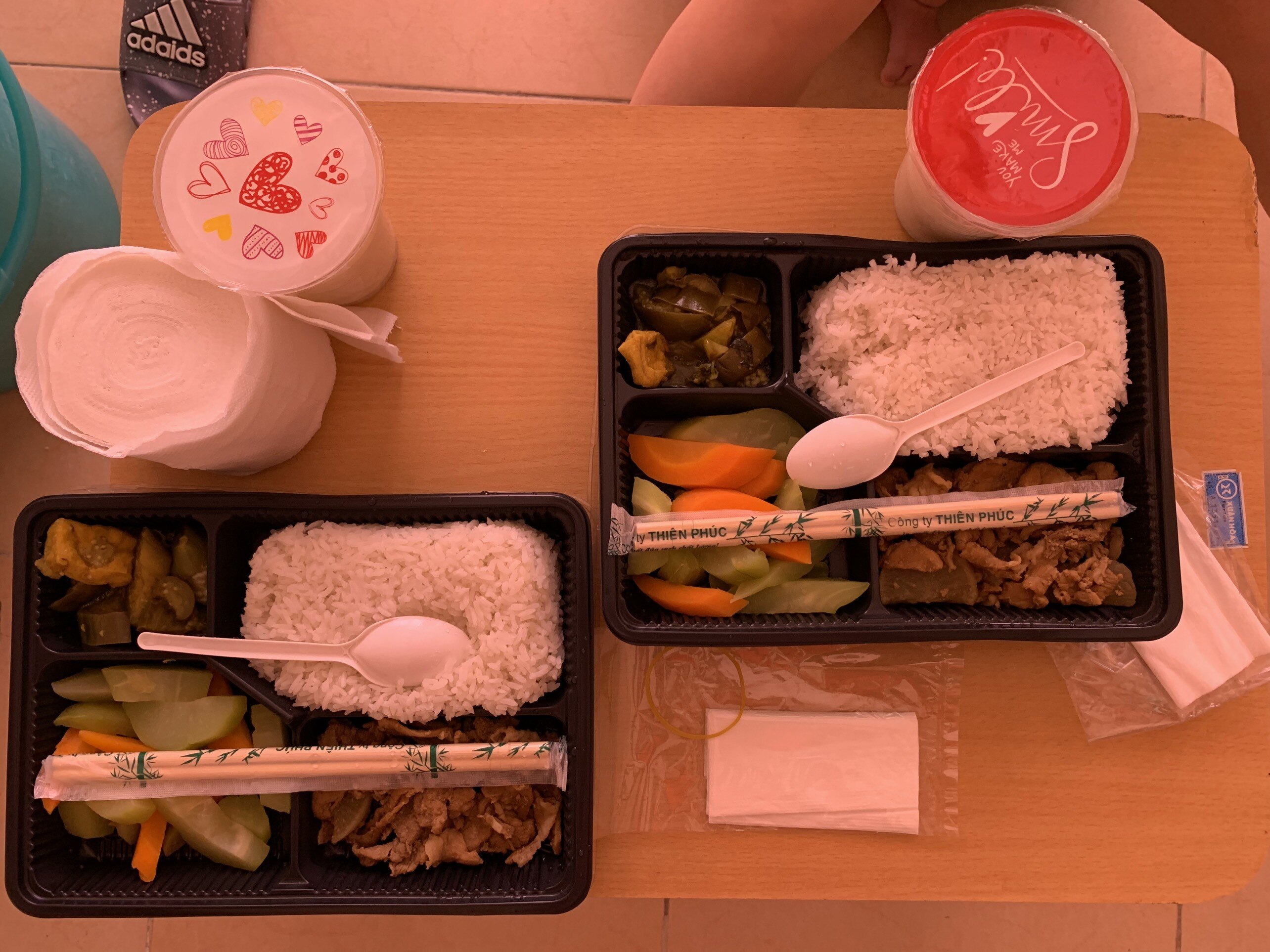 Anh Nam Văn Mai - nhà ở ngõ 328 Nguyễn Trãi được đưa vào cách ly tại đây trưa hôm qua (2/9) cho biết: "Cơm ăn rất ngon miệng, chúng tôi rất hài lòng khi ở khu cách ly tập trung này. Không những vậy mọi người còn được phát nhiều đồ dùng cá nhân miễn phí nữa".