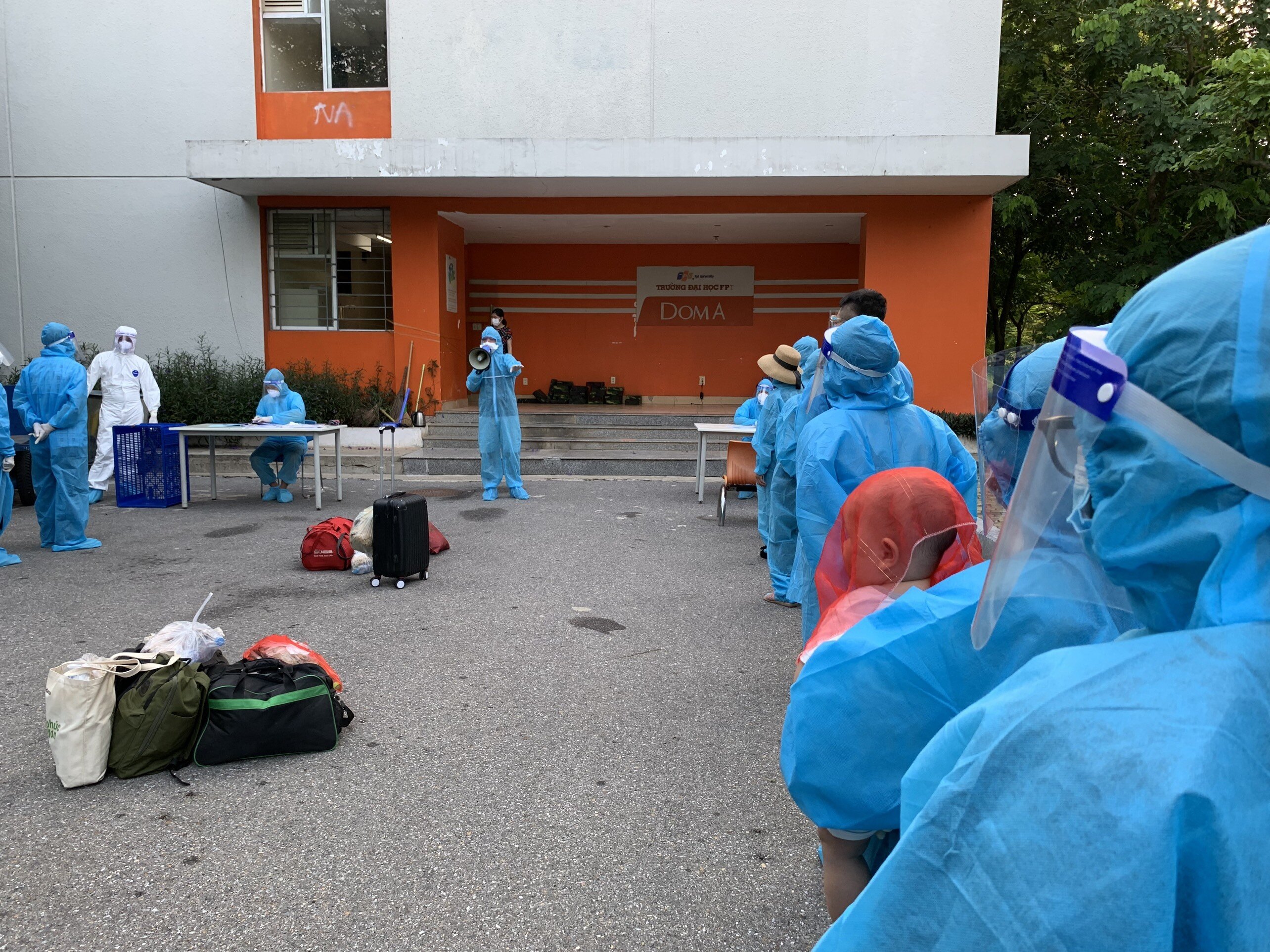 Thực hiện chỉ đạo của Thủ tướng Chính phủ về việc giảm bớt mật độ dân cư tại "điểm nóng" Thanh Xuân Trung, từ tối 1/9, quận Thanh Xuân (Hà Nội) bắt đầu tiến hành di chuyển người dân ở đây đến Khu ký túc xá trường Đại học FPT (địa chỉ Khu công nghệ cao Hòa Lạc, huyện Thạch Thất).