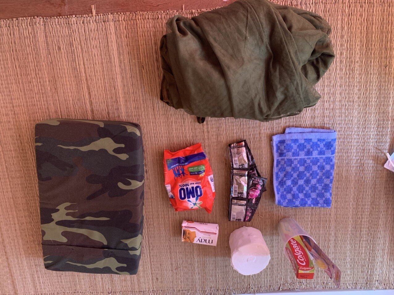 Gối đầu, chăn, chiếu cũng được lực lượng chức năng ở khu cách ly trường Đại học FPT phục vụ người dân. Tất cả đồ dụng này đều miễn phí.