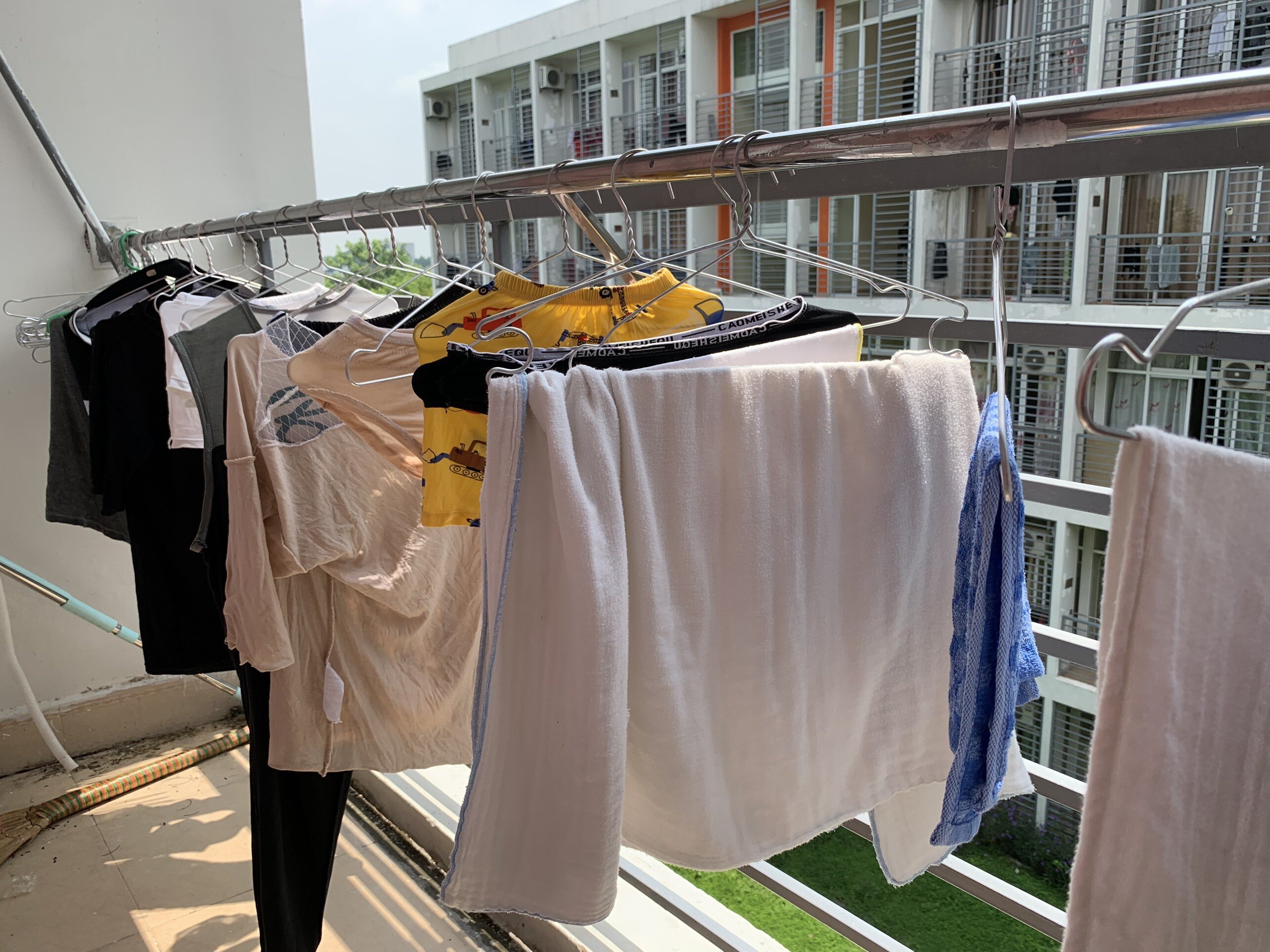 Việc sinh hoạt tắm giặt, phơi quần áo được diễn ra tiện lợi và thông thoáng.