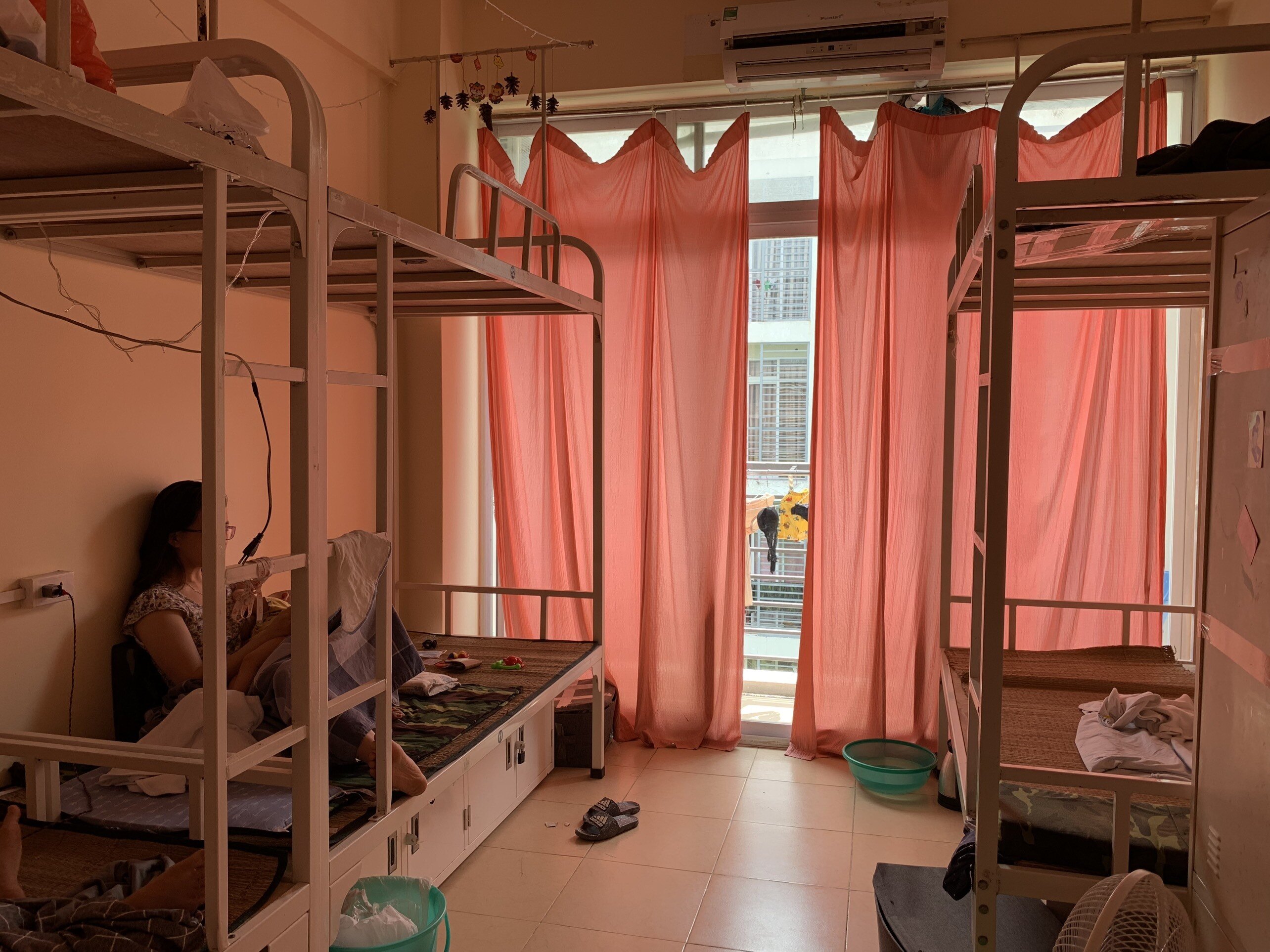 "Đầu tiên thấy lo lo, không biết cơ sở vật chất ở nơi cách ly như thế nào, nhưng khi đến đây tôi và gia đình cảm thấy rất hài lòng. Chỗ ở sạch sẽ, có điều hòa, phòng thoáng đãng và được phục vụ rất chu đáo", chị Tuyết nói.