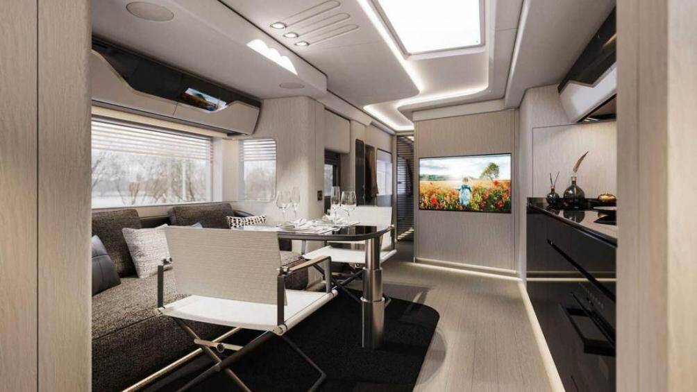 Xe có thể mở rộng không gian bằng 3 khoang trượt khi xe dừng đỗ. Các khoang cabin có thể mở rộng gồm phòng khác, phòng bếp và phòng ngủ