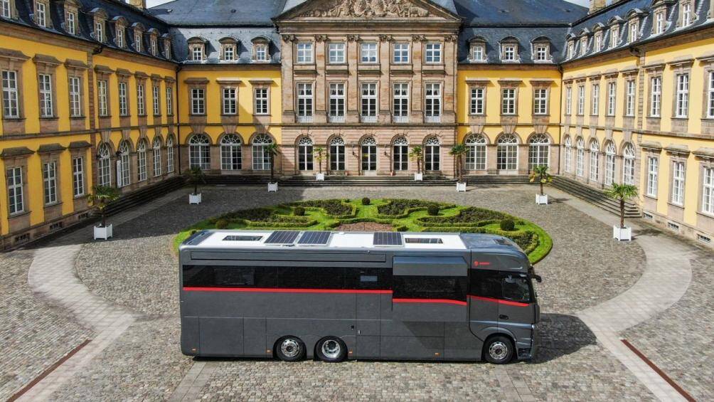 Hãng cũng cho biết mẫu xe di động có thể chứa 1.000 lít nước, cung cấp điện thông qua hệ thống nặng lượng mặt trời đi kèm máy phát