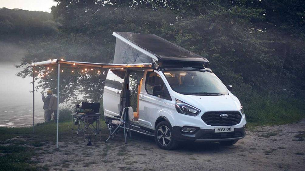 Chiếc Ford Transit Nugget Active màu trắng mang thiết kế lịch lãm, xe có la-zăng 17 inch và lưới tản nhiệt dạng tổ ong