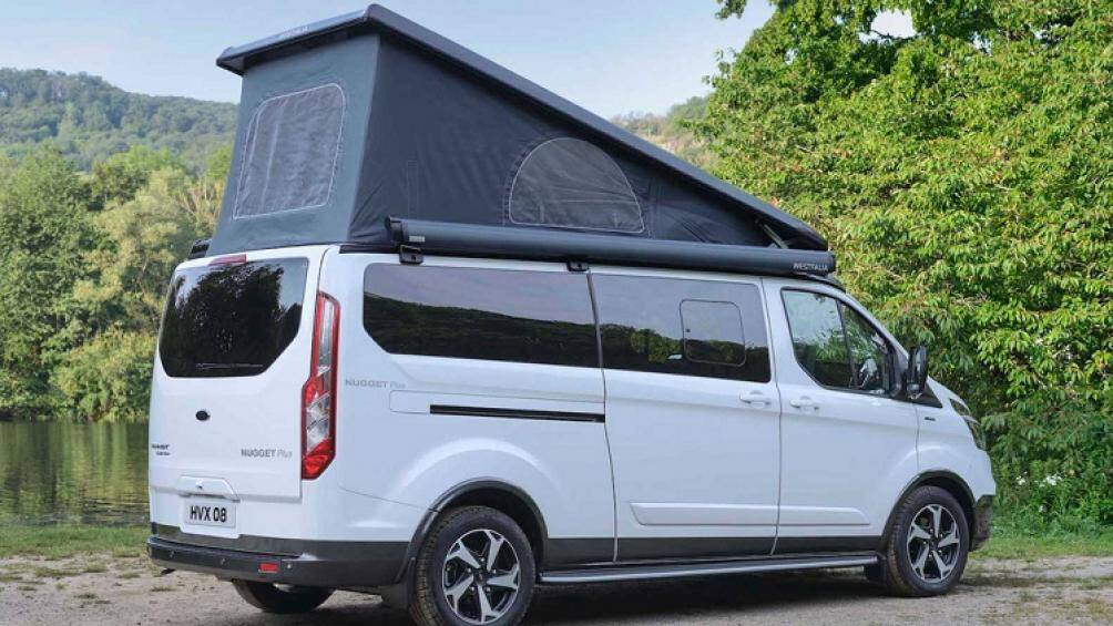 Riêng đối với Transit Nugget Active, Ford trang bị sẵn mái hiên dài 2,6 m trên mui để sử dụng trong các buổi cắm trại