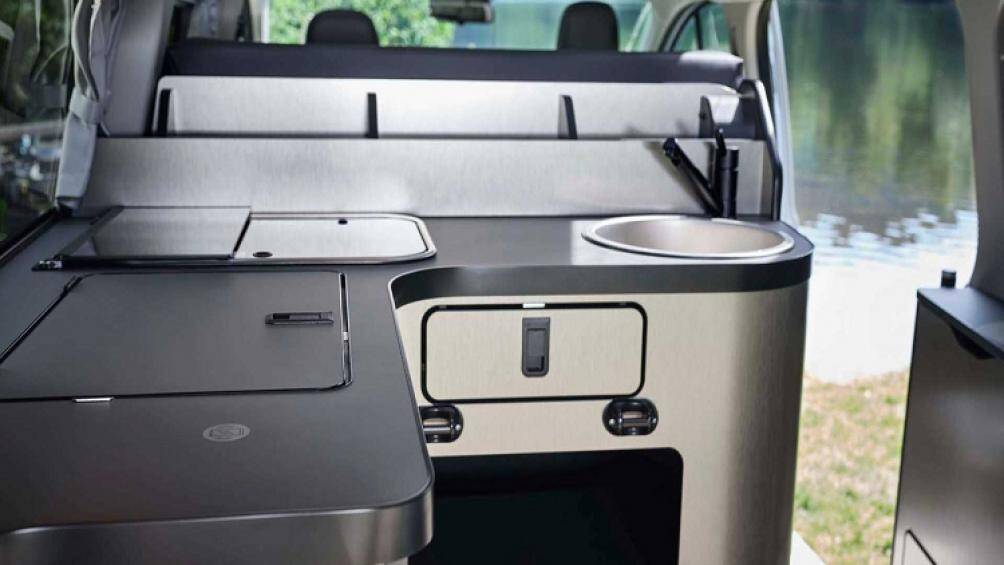 Ford Transit Nugget được trang bị tiêu chuẩn động cơ diesel tăng áp EcoBlue 2.0L, công suất 185 mã lực cùng mô-men xoắn 450 Nm