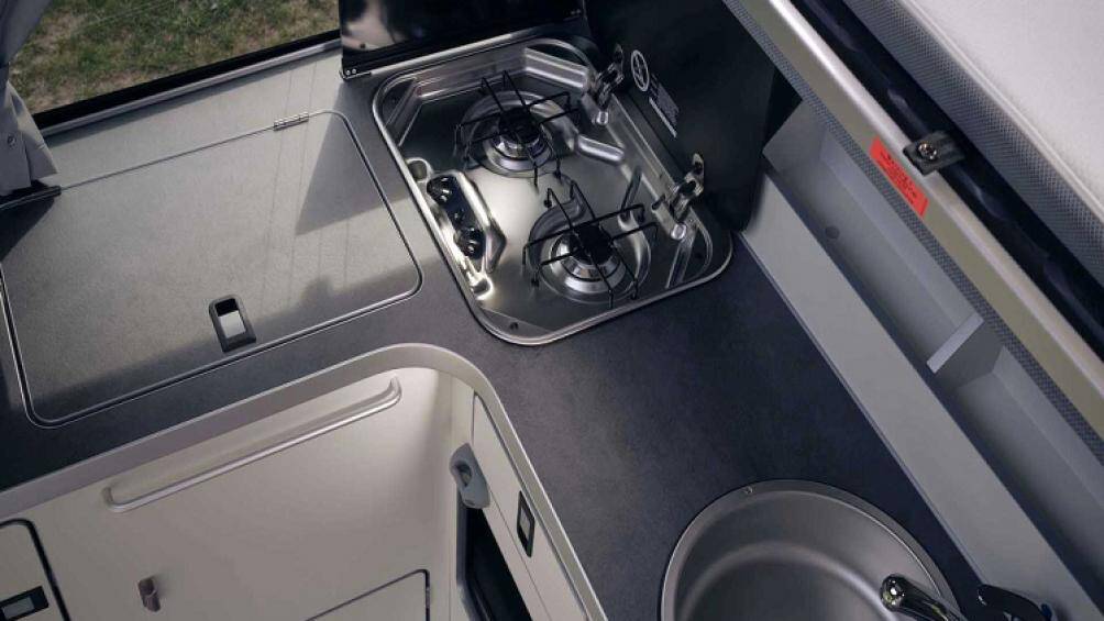 Các phiên bản Nugget của Ford Transit có nhiều tiện ích cao cấp như tủ bếp, bếp gas, bồn rửa...