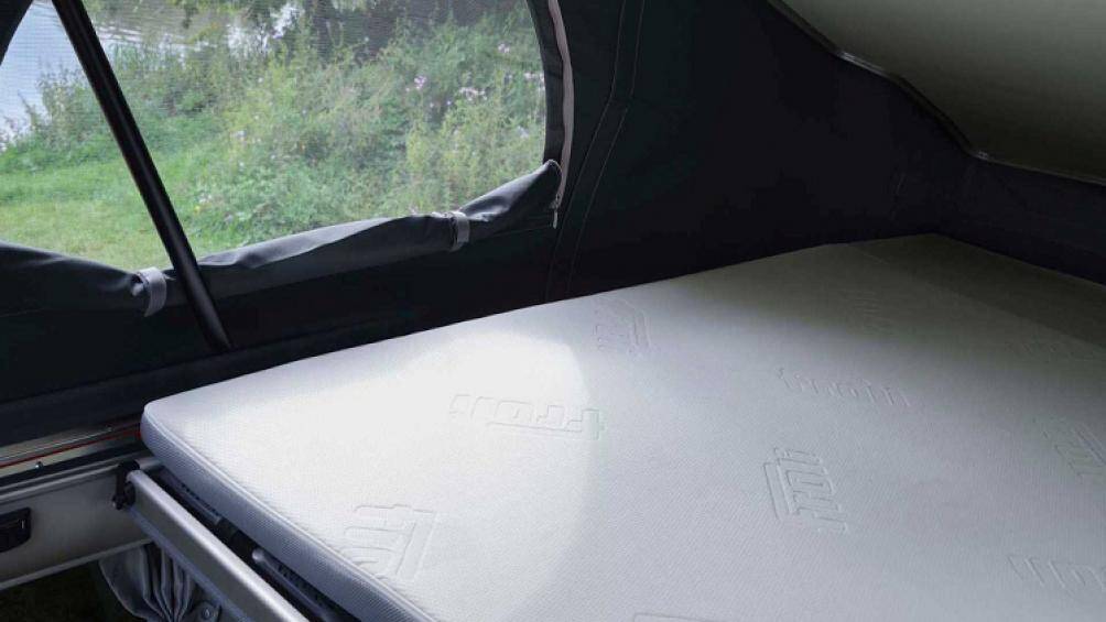 Bên trên mui của Ford Transit Nugget là lều xếp, khi mở lên sẽ trở thành phòng ngủ với không gian đủ cho 2 người lớn nghỉ ngơi
