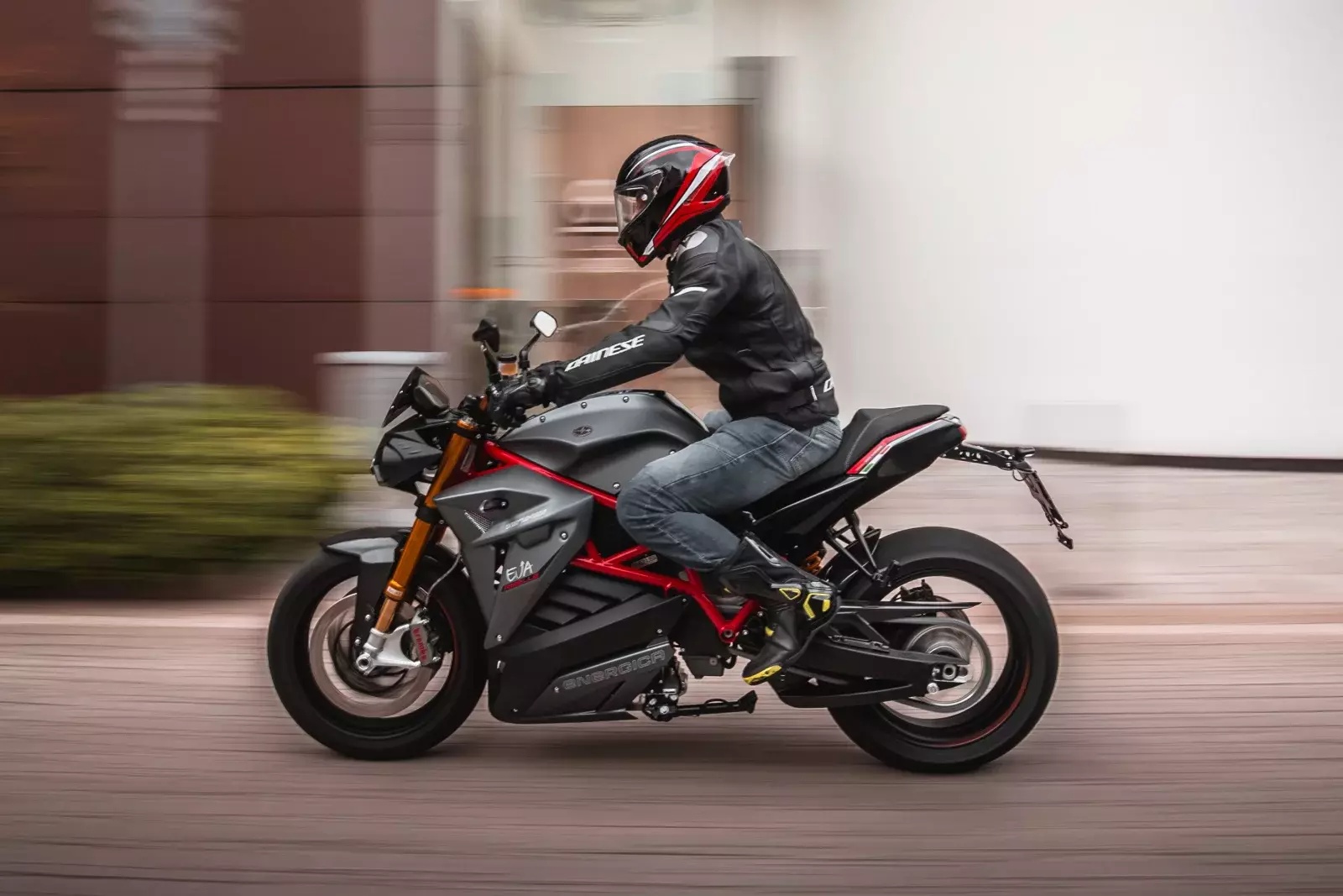 6. Energica Eva Ribelle (vận tốc tối đa: 200 km/h)