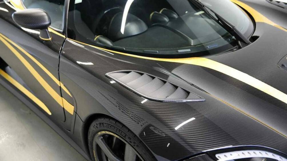 Toàn bộ thân vỏ của xe được làm từ sợi carbon với bề mặt được hoàn thiện bóng