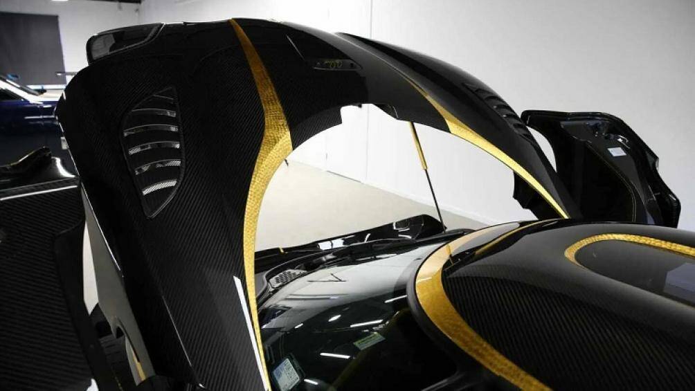 Agera S Hundra được sản xuất cho thị trường Hong Kong với thiết kế tay lái nghịch. Nội thất được sản xuất từ nhiều chất liệu quý như vàng, Alcantara...