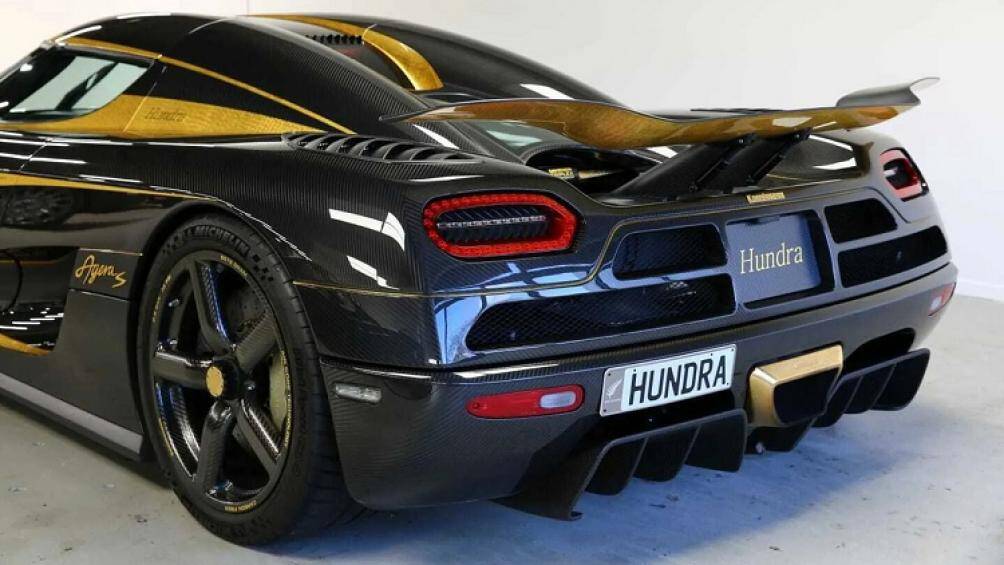 Mặt sau cánh gió, viền cửa hệ thống xả cũng như logo của xe cũng được mạ vàng