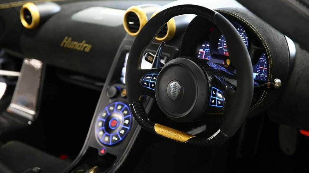 Điểm nổi bật nhất trên chiếc Agera S Hundra là họa tiết viền ngoại thất và nội thất bằng vàng 24-carat