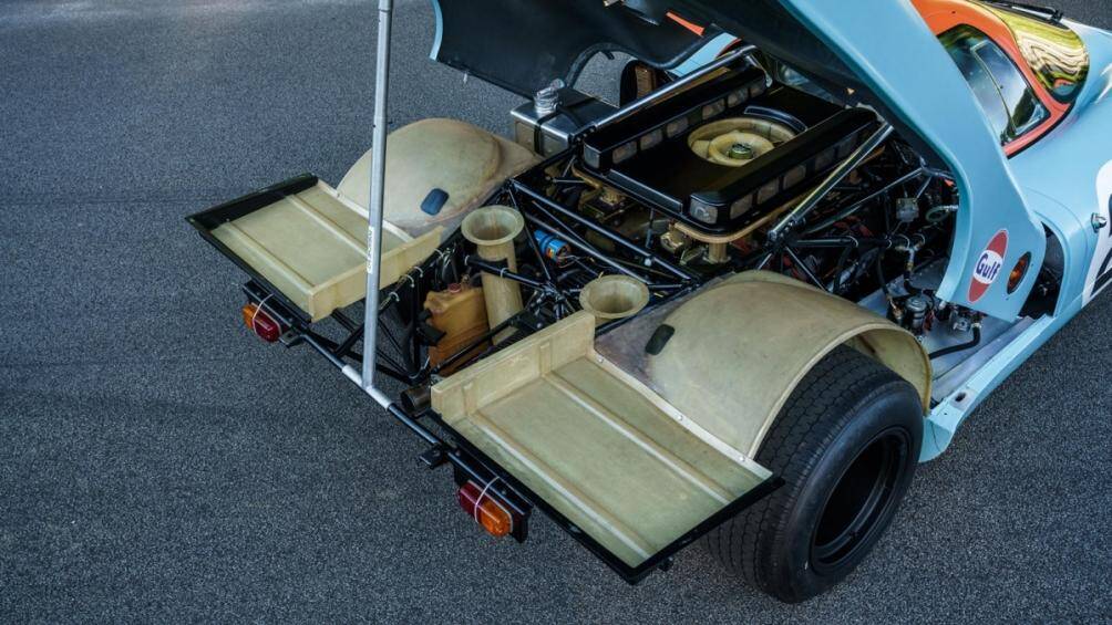 Chiếc xe hiện vẫn giữ được màu sơn xanh, cam theo phong cách Gulf trước đây