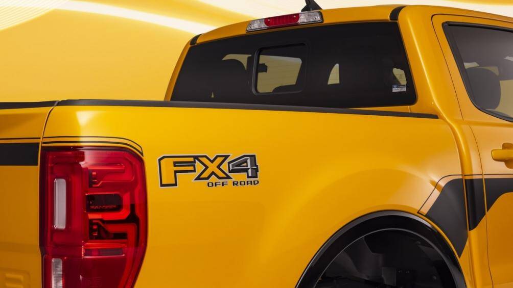 Những điểm nhấn màu cam nổi bật trên lưới tản nhiệt đen bóng, cản trước, ốp gương, những đường gờ trên bánh xe và chắn bùn