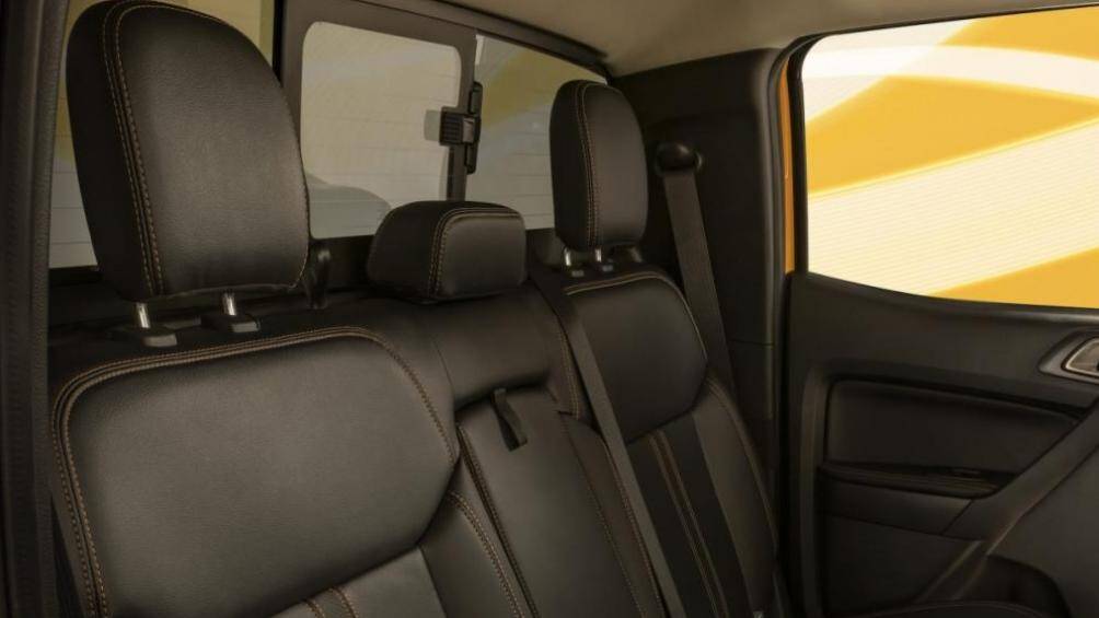 Không chỉ ở bên ngoài mà bên trong cabin của mẫu Ford Ranger Splash 2022 còn được tạo những điểm nhấn với đường chỉ may màu cam bên trong