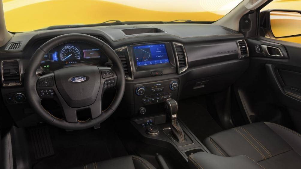 Trên phiên bản Lariat khách hàng còn có thêm ghế dọc da cùng những đường sọc vân carbon