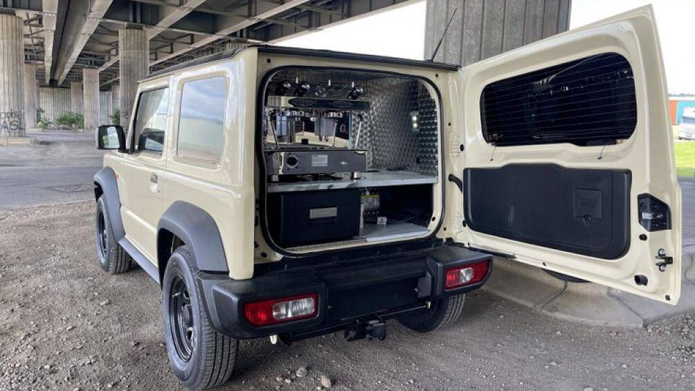 Đặc biệt hơn cả là chiếc máy pha cà phê thông số kỹ thuật cao được sản xuất bởi Fracino. Nó được tích hợp hoàn toàn vào phần sau của xe