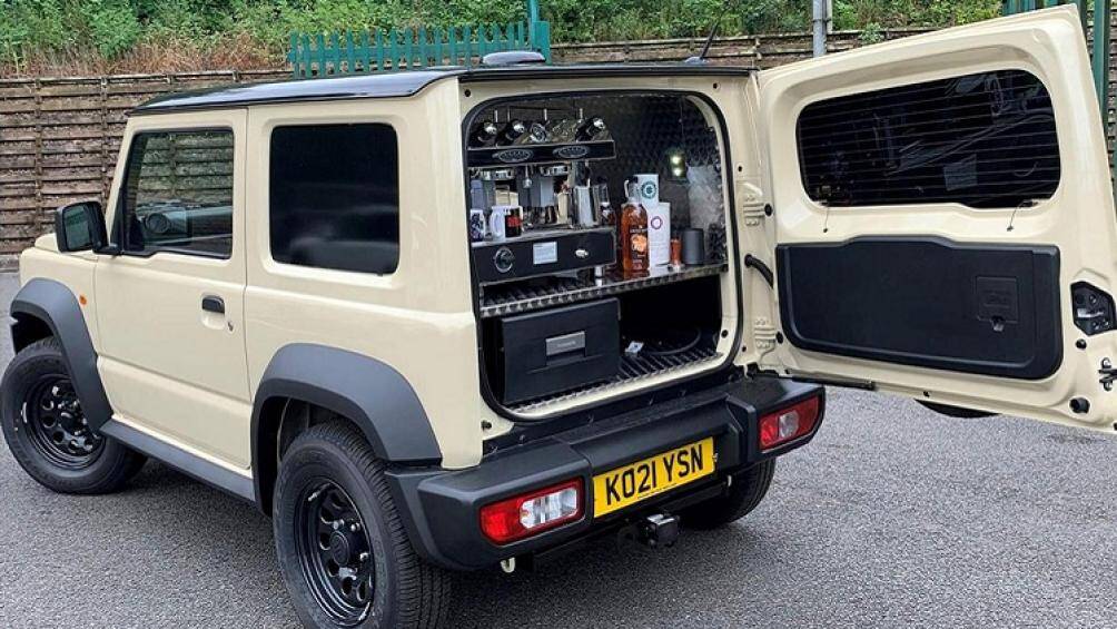 Jimny Beans tích hợp nhiều trang bị độ theo yêu cầu của Suzuki để tối ưu hóa không gian quầy cà phê trong không gian nhỏ gọn của xe