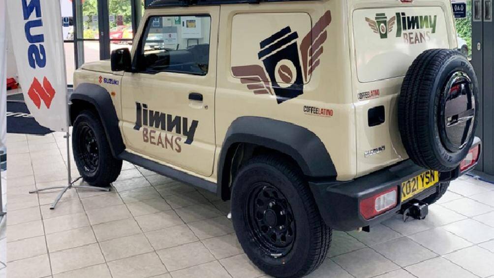 Jimny Beans có thể phục vụ hai loại cà phê đặc biệt cùng một lúc thông qua bộ phận tạo bọt sữa đôi cũng như cung cấp nước nóng để pha trà