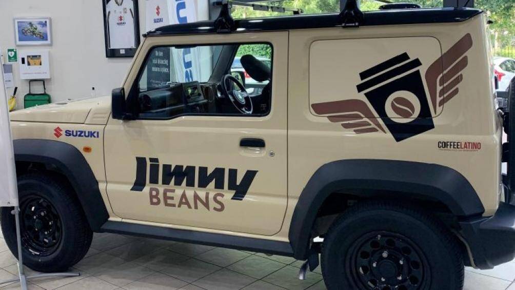 Jimny Beans chỉ có 1 ghế ngồi bởi có sự hiện diện của một bình nước 57 lít để cung cấp nước sạch qua hệ thống lọc 3M