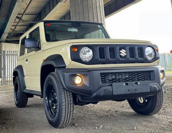 Nó được chế tạo dựa trên một chiếc Jimny LCV và hoàn thiện với lớp sơn màu trắng ngà cùng nóc màu đen