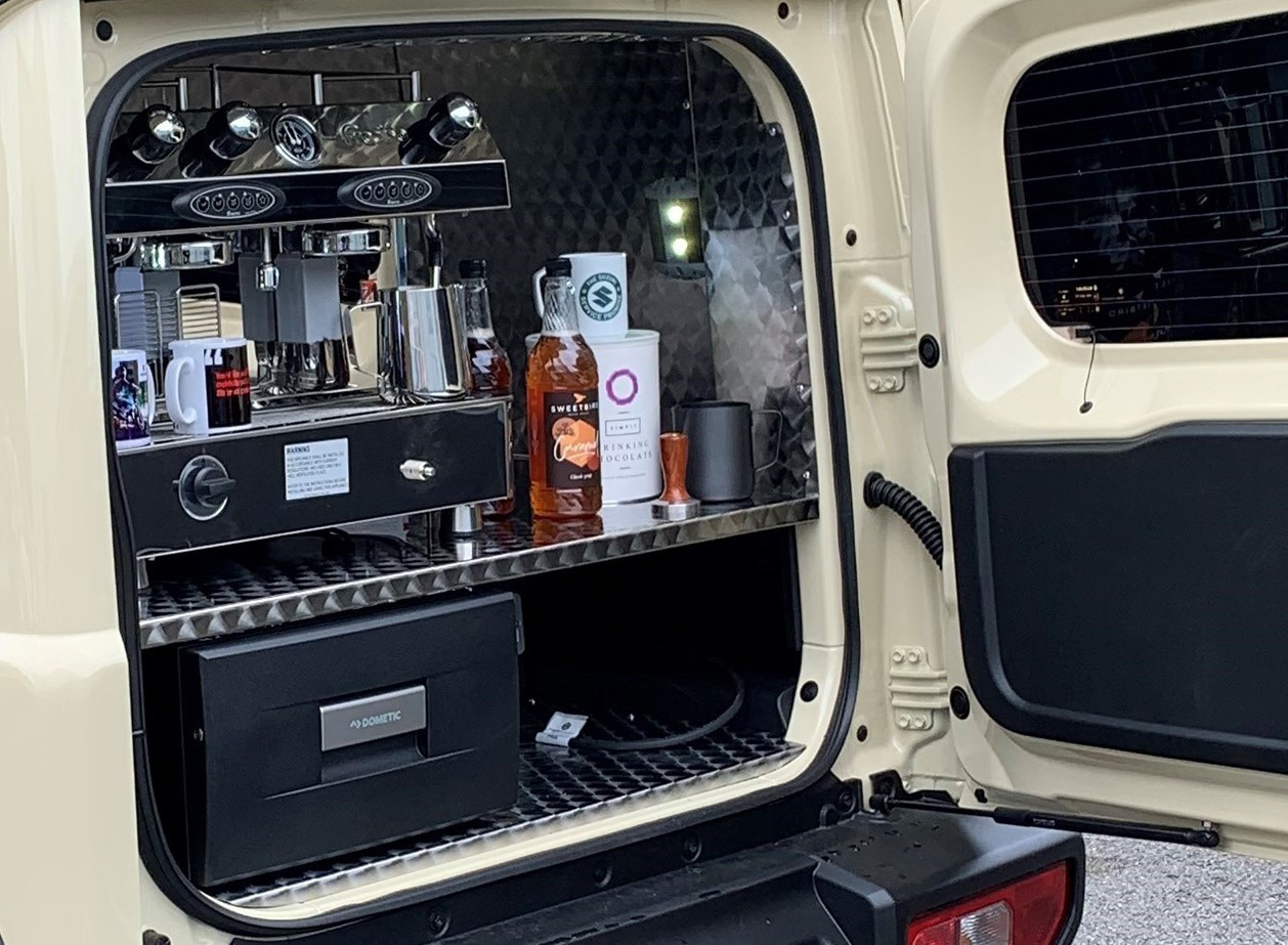 Ngoài ra, nó còn được trang bị một ngăn tủ lạnh ngăn 12V nhỏ gọn để làm mát sữa đến -2 độ C