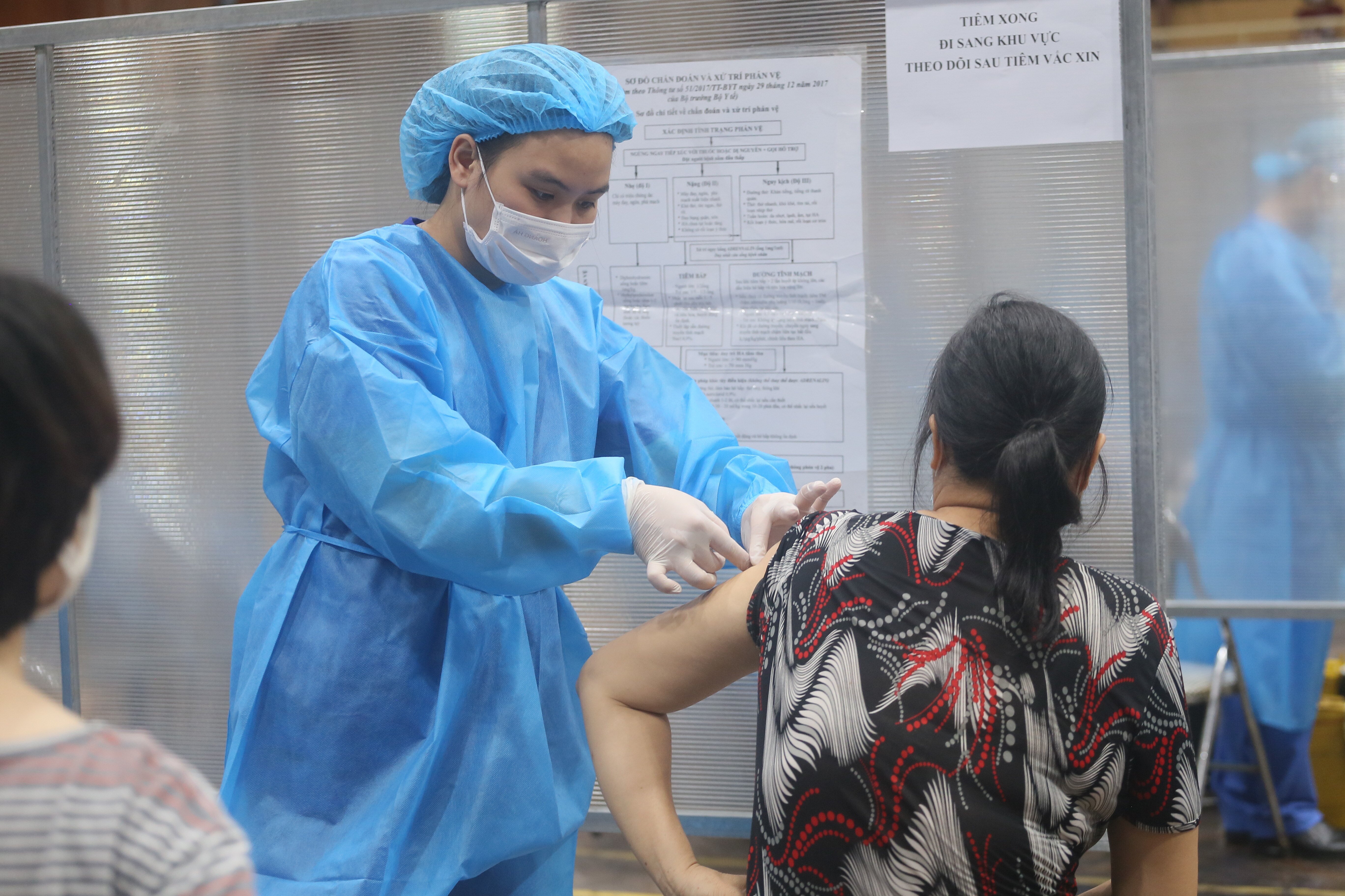 Về việc tiêm vaccine phòng Covid-19, thành phố đặt mục tiêu hoàn thành tiêm chủng mũi 1 cho 100% người dân từ 18 tuổi trở lên trên địa bàn trước ngày 15/9 trên cơ sở số vaccine được giao của Bộ Y tế; tiêm mũi 2 cho những người đã tiêm mũi 1 đủ thời gian theo quy định.