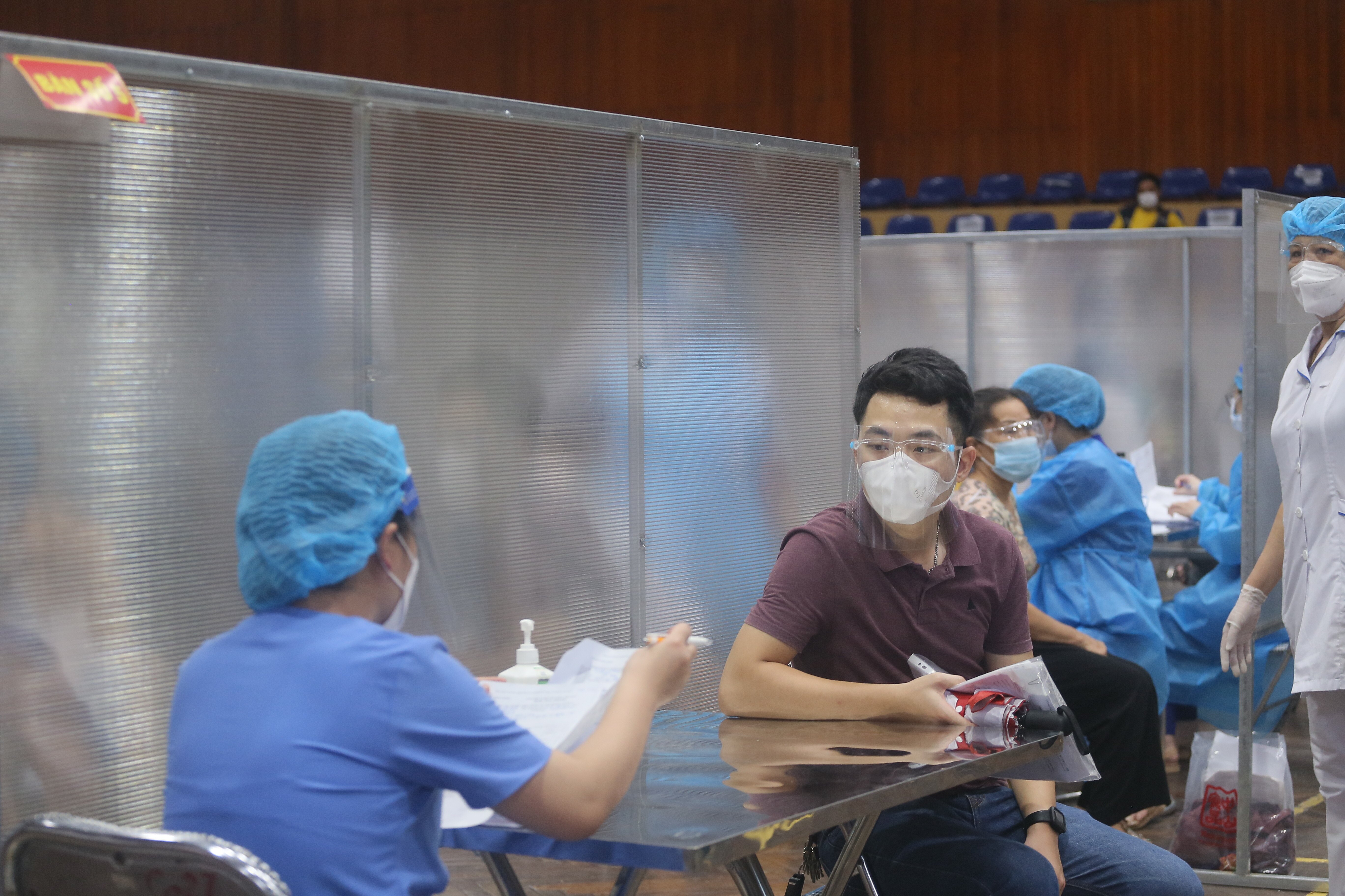 Người dân phải trải qua quy trình khám xem có đủ tiêu chuẩn, sức khỏe tiêm vaccine Covid-19 hay không.
