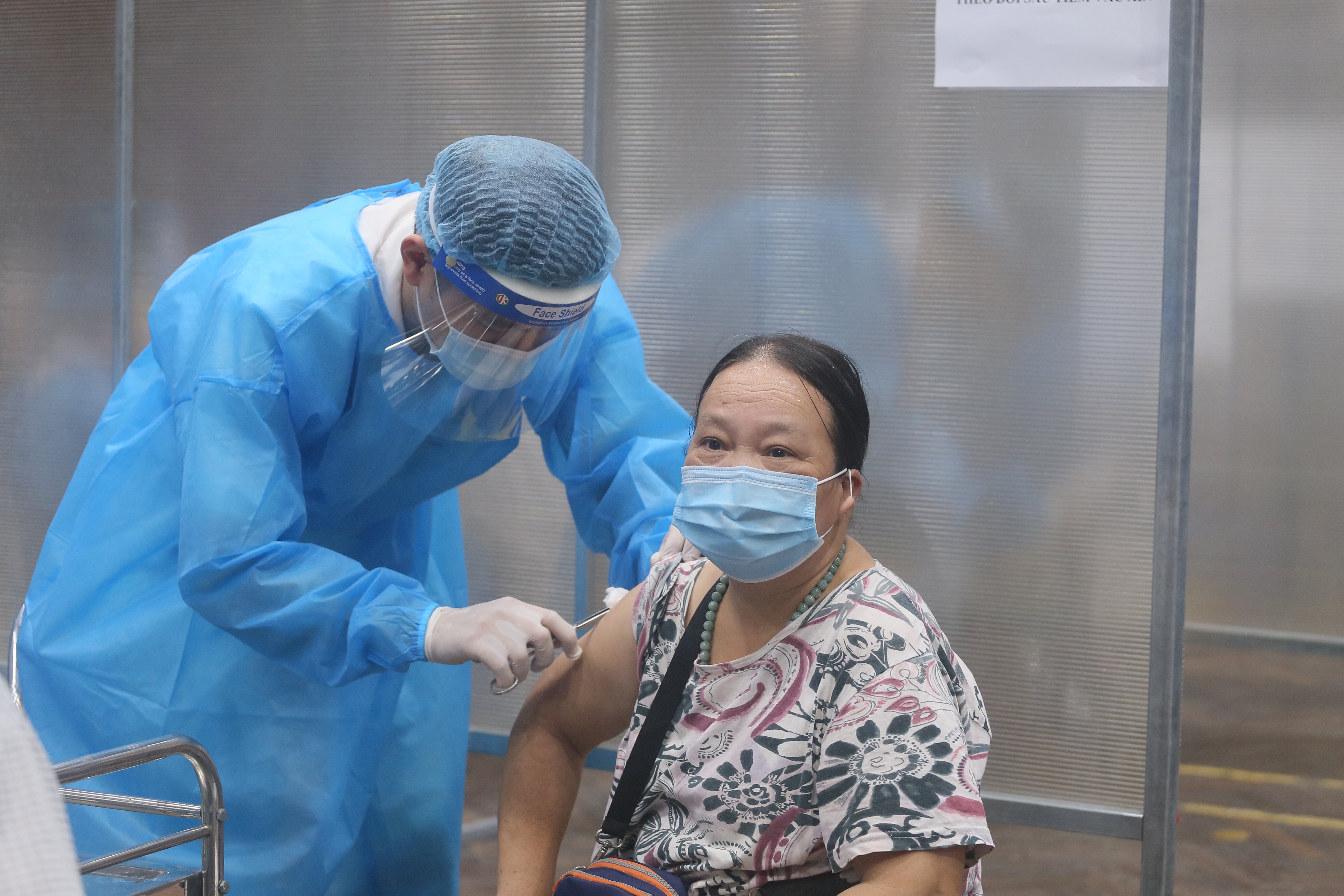 Khi đủ tiêu chuẩn, người dân đến khu vực tiêm và được các bác sỹ nhanh chóng tiêm vaccine Covid-19.
