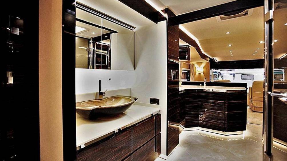 Trên nóc xe lắp các tấm pin mặt trời 2.000 W, máy phát điện 8 kW và các bể chứa nước