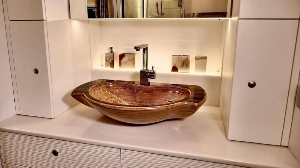 Nội thất xe xa hoa hơn với một phòng khách nhỏ ở phía trước phòng ăn, một nhà bếp đầy đủ tiện nghi, một phòng tắm riêng biệt với vòi sen