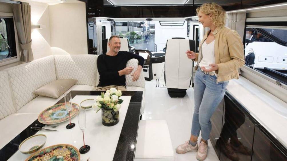 Ngoài ra, khu vực garage của chiếc Performance S có thể được sử dụng như một phòng ăn uống, phòng cá nhân vì nó được trang bị cả hệ thống điều hoà, sưởi