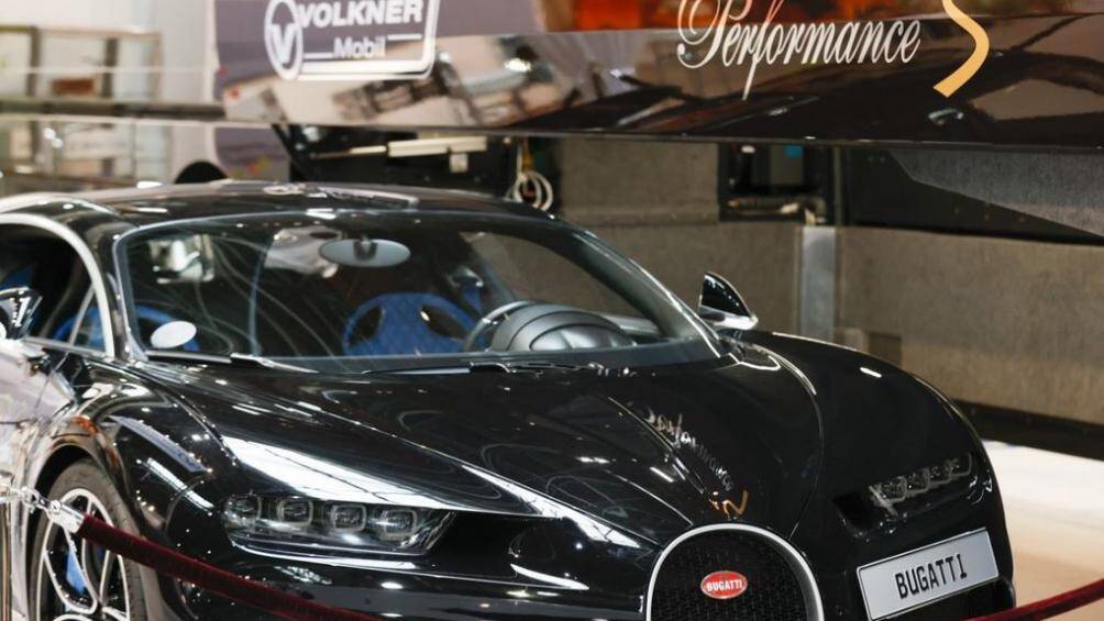 Bugatti Chiron sẽ nằm trong garage được lắp bệ thuỷ lực có sức chứa đủ cho một chiếc siêu xe kèm 4 xe đạp điện