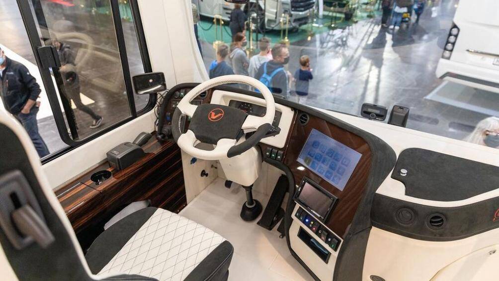 "Combo 2 trong 1" này được Volkner Mobil đưa ra giá bán là gần 7.7 triệu USD (khoảng 175 tỷ đồng)