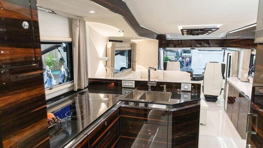 Performance S có tông màu sáng chủ đạo, trong khi đó gian bếp, nhà tắm được ốp gỗ tông màu trầm tương phản, trần nhà đầy sao lấp lánh