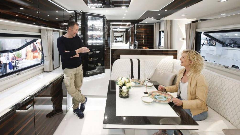 Xe còn được trang bị hệ thống âm thanh Burmester được chế tạo riêng có giá 355.000 USD (8 tỷ đồng)