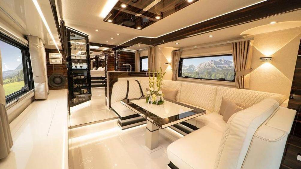 Giống như phiên bản 2019, Performance S 2021 cũng có nắp trượt ở bên trái xe để tăng thêm không gian cho nội thất vốn đã rộng rãi