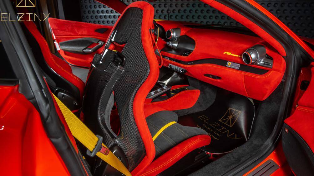 Đáng chú ý nhất là bộ ghế đua có tên Daytona Racing Seat có thiết kế thể thao, đây cũng là tuỳ chọn có giá bán cao nhất được Ferrari tung ra thị trường